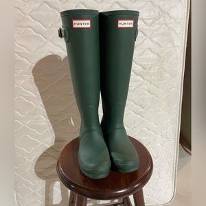 HUNTER Original Tall Matte Green Boots. Size 8